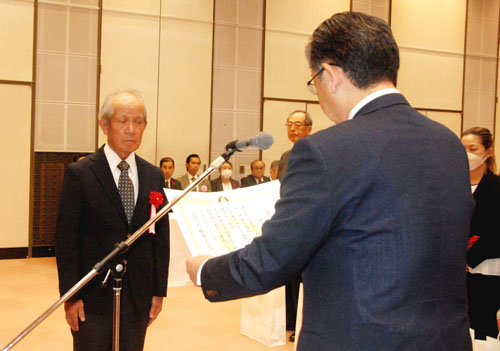web02_亀山 個人16人と3団体市長表彰