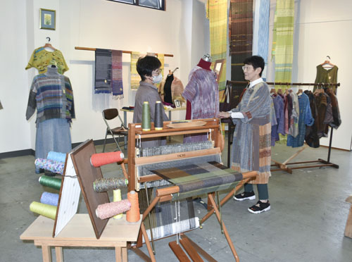 web09◎P説・岩田川久画廊で市川佳子さんさをり織り展始まる