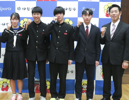web09◎P説・U16陸上大会 優勝や入賞の4選手市長報告