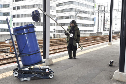 web15◎P説・四日市・南署が近鉄駅でテロ対策合同訓練
