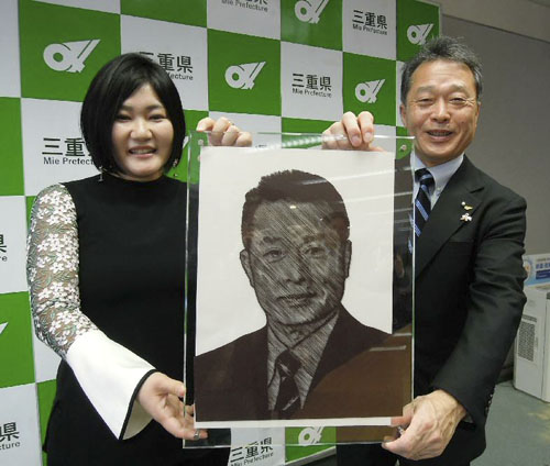 web01◎P説・知事に肖像画贈呈、彫型画作家の大杉さん