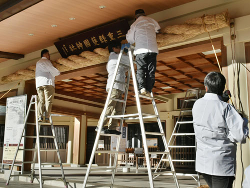 web・県護国神社で外拝殿の大しめ縄掛け替え
