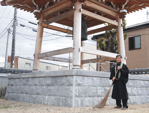 web09◎P説・境内を清掃 亀山の法因寺
