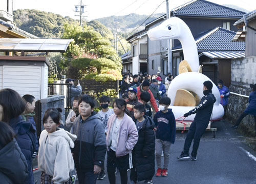 web09◎P説・美里町の辰水神社にジャンボえとお目見え 小判抱く白い大蛇