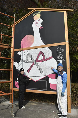 web08◎P説・家城神社に手描きの大型絵馬登場1絵馬と久世さん岩脇さん