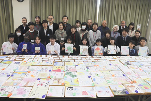web08◎P説・四日市 高齢者に児童生徒が手がけた年賀状や色紙、折り鶴を贈る取り