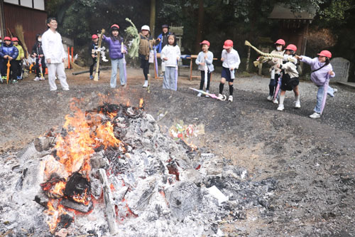 web08◎三重郡 廣幡神社でどんど焼き2