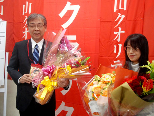 web花束を持つ当選した桜井氏=亀山市来た町の櫻井選挙事務所で