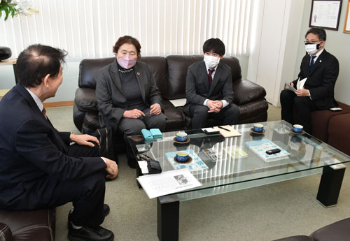 web08◎P説・中小機構の藤野中部本部長ら本社で新年あいさつ