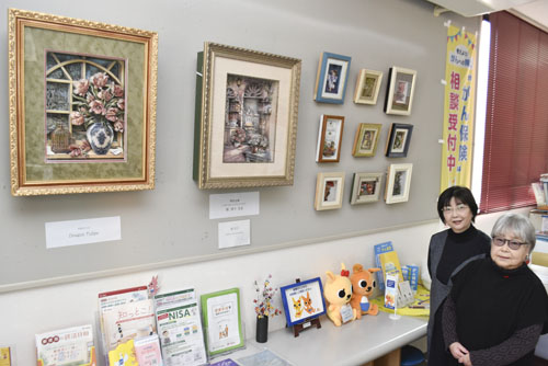 web08◎P説・榊原温泉郵便局で増田芳江さんシャドーボックス展1