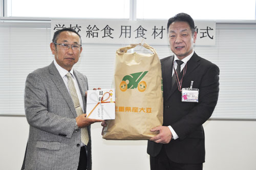 web02◎P説・鈴鹿農協受託者部会が市に学校給食用の大豆寄贈