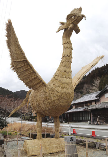 web09◎P説・稲わらで造った鳳凰の巨像=松阪市飯南町下仁柿で