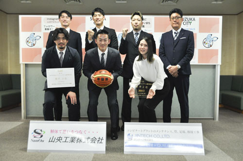 web09・鈴鹿市・社会人バスケットボール全国大会準優勝の男子チーム表敬