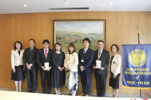 web09・国際ソロプチ三重が子育て団体へ寄付