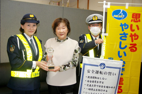 08web・交通安全の推奨像託す