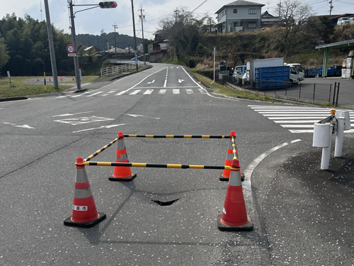 15web・陥没が発生、名張の県道、通行止め