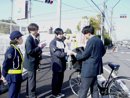 web08◎P説・自転車通学の生徒に「ヘルメット着用」呼びかけ