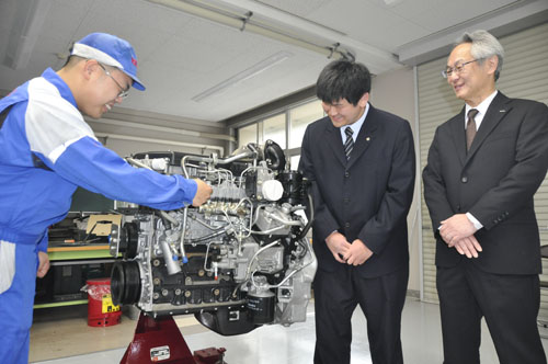 web09◎P説・鈴鹿市・三重いすゞ自動車が稲生高にトラックエンジン一基寄贈