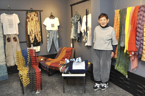web08◎P説・四日市・黒い森で草木染作品展