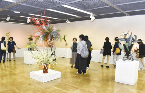 web09◎P説・リージョンプラザで諸流いけばな展始まる 七流派の生け花71点