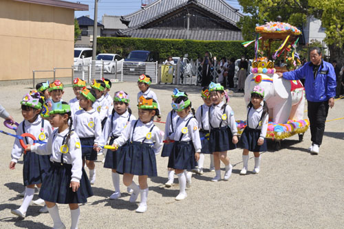 web08◎P説・鈴鹿市・すずか幼稚園で花まつり