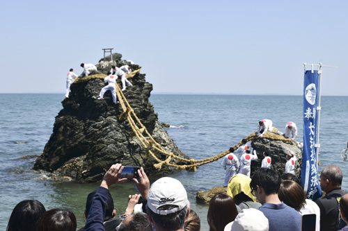 web15◎P説・二見興玉神社で夫婦岩の大しめ縄張り替え2