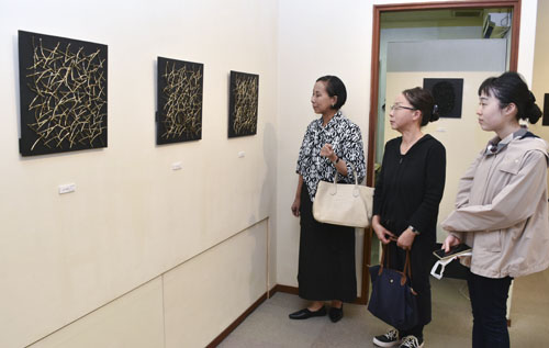 web08◎P説・三重画廊で山本莞二小品展始まる 真ちゅう使った立体造形37点